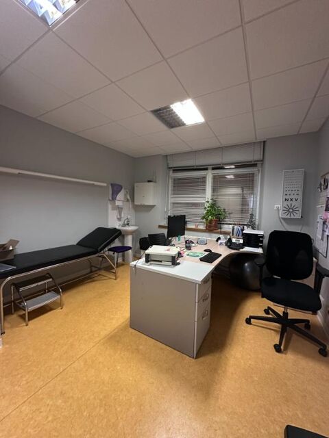  BEL EMPLACEMENT LOCAL / BUREAU A VENDRE DE 274M² AVEC PARKINGS 