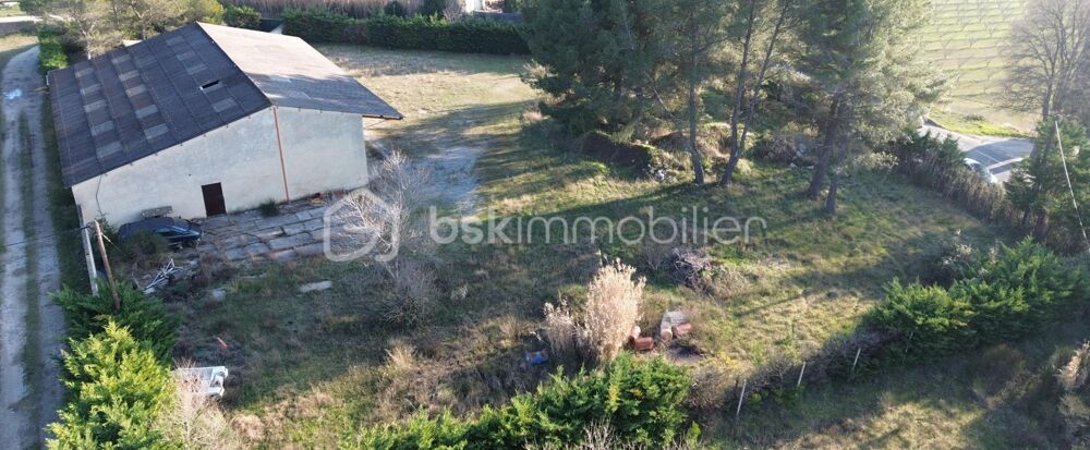 Hangar de 400 m2 sur une grande parcelle , situé dans la campagne de Cheval-Blanc