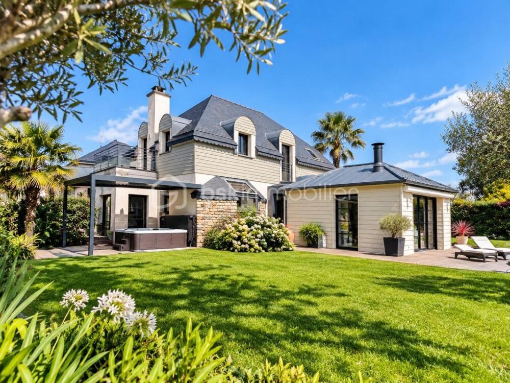 Rare à Dinard  Élégante propriété rénovée de 252 m² avec maison damis, double garage et jardin paysager clos de 1 700 m²