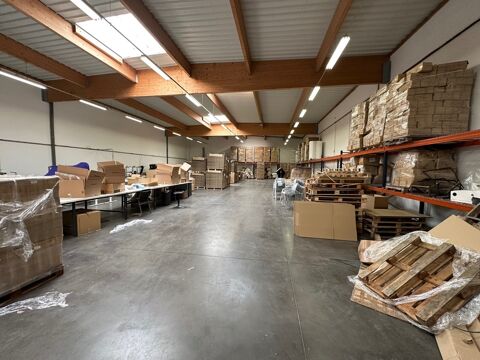   Dpt Rhône (69), à louer DECINES CHARPIEU Entrepots et Bureaux - Plain pied de 662M2, soit 522m2 d'entrepôt et 140m2 de bureaux 