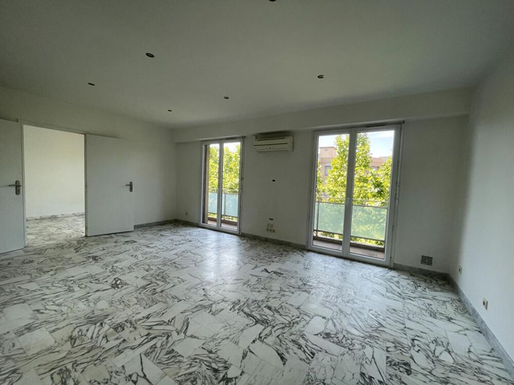 Vente Appartement Appartement 2 pièces avec balcon, cave et stationnement dans la résidence, en plein centre-ville Draguignan
