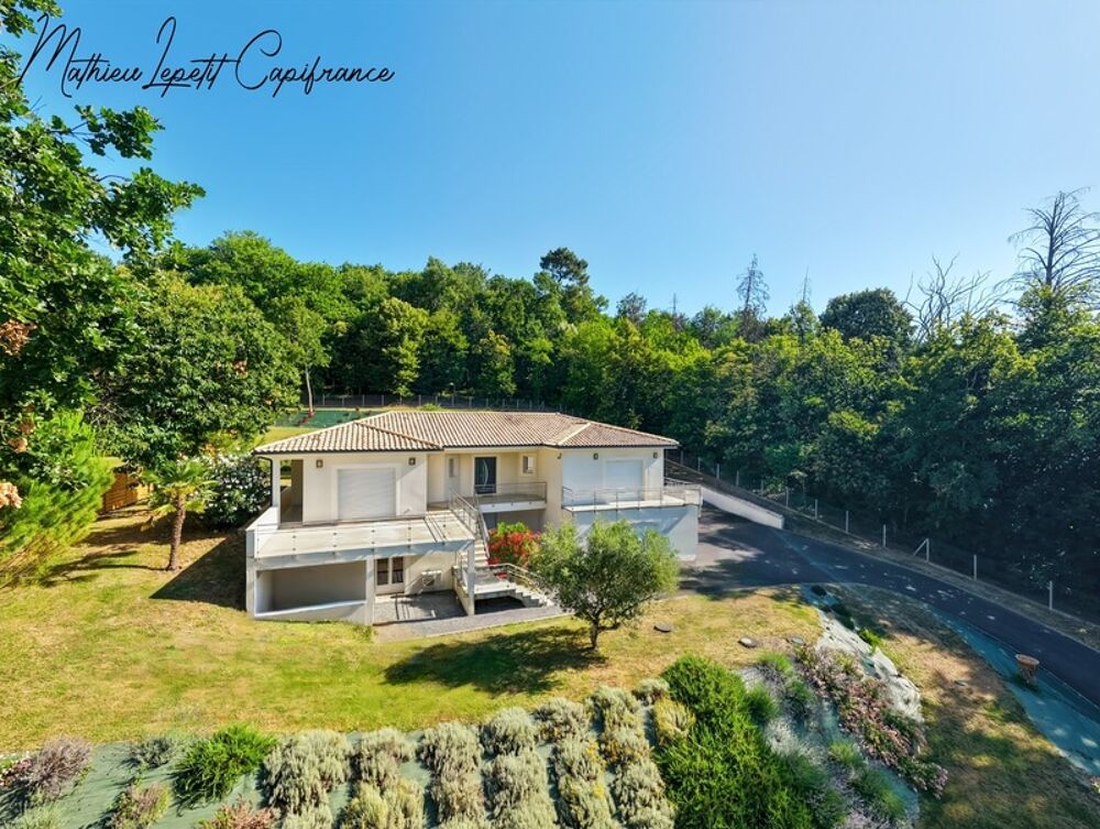 Maison contemporaine de 253 m² avec piscine, garage isolé de 100 m² et terrain de 4 728 m²  CHANCELADE- aucun travaux à prévoir
