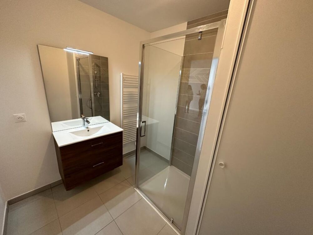 Location Appartement T2 avec jardin, terrasse et parking à BRON Bron
