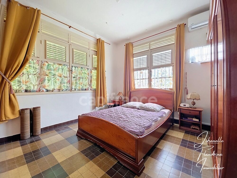 Propriété rare avec maison + 3 logements indépendants  1850 m² constructible  Basse-Terre centre