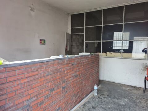   Local commercial de 250 m2 avec bureau et parking à louer à Orgeval au bord de la RN 13 