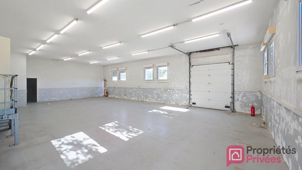   SAINT CHAMAS - Local commercial  150 m² 