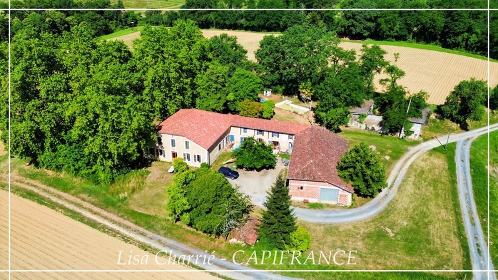 Propriete à vendre 11 pièces de 406 m2 habitables au total, avec dépendance sur 5261 m2 proche de NOGARO (32)