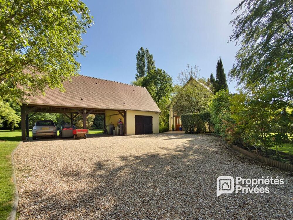 Propriété de 230 m² sur environ 2,5 hectares avec piscine, prairies et cadre paisible
