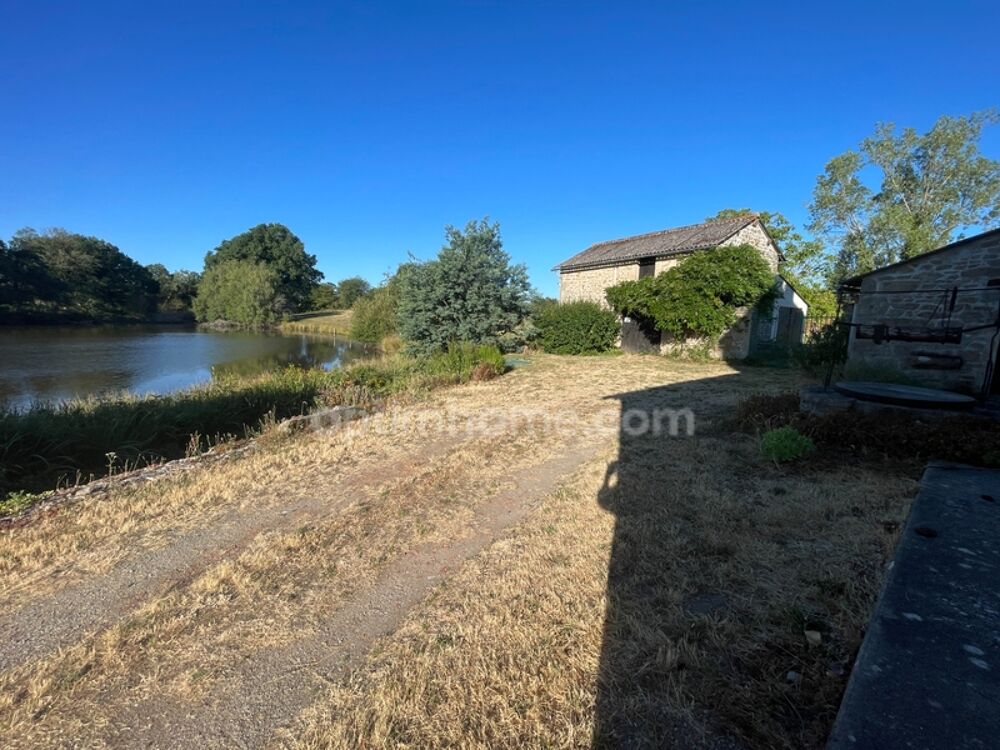 Maison sur 8853 m2 avec étang, jardin plat et dépendances