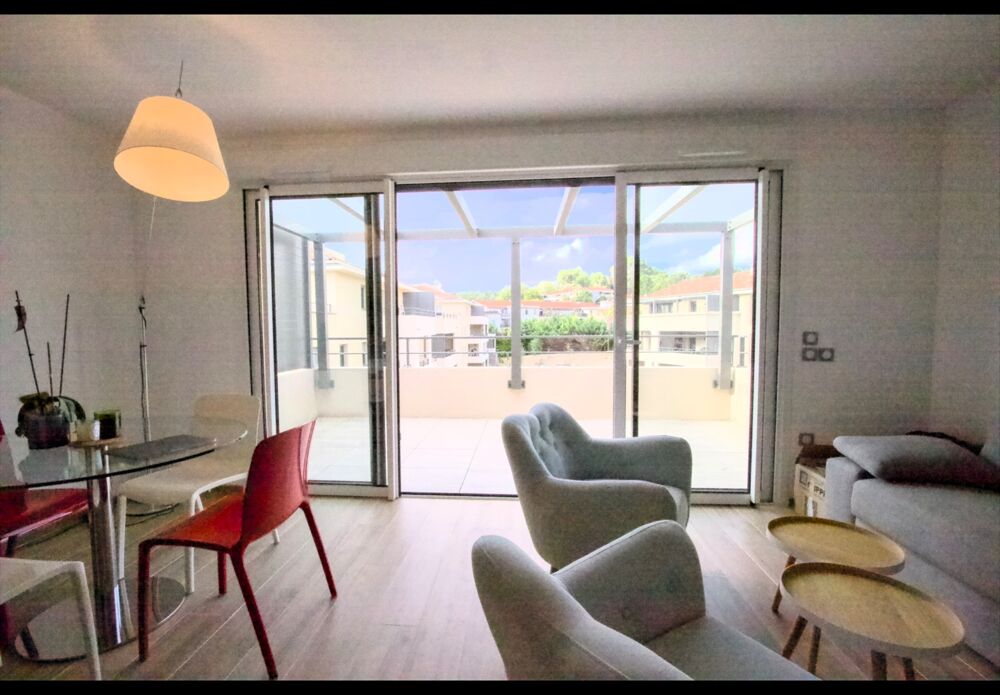 Appartement à vendre 2 pièces dernier étage terrasse ascenseur et garage AIX EN PROVENCE (13)