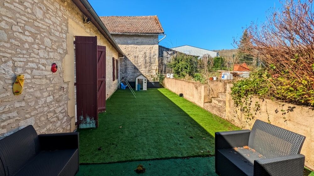 Coulaures, centre bourg, maison deux chambres, jardin