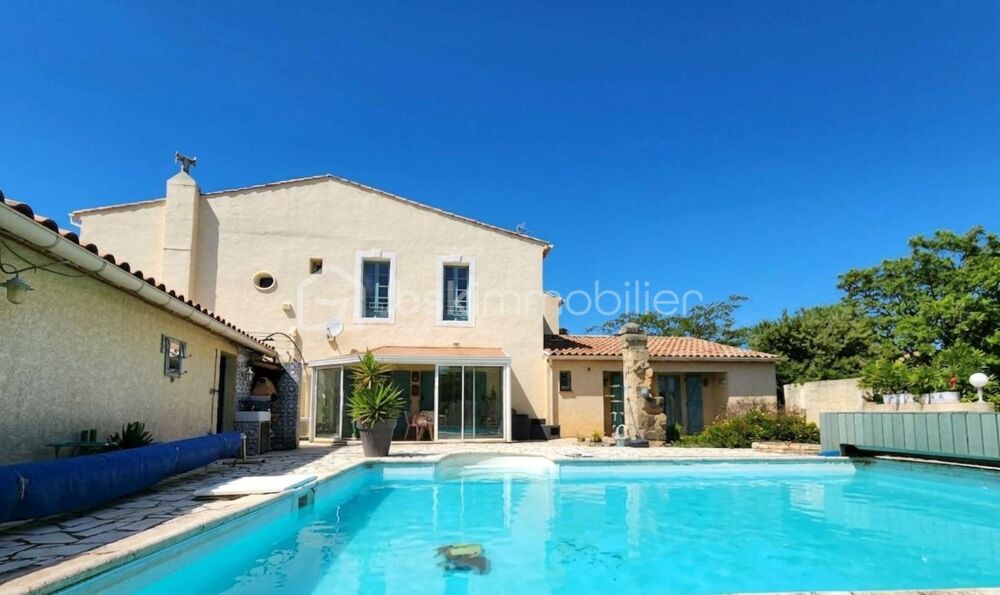 Maison de village de 130 m2 sur terrain de 743 m2avec piscine et garage ( 54m2)