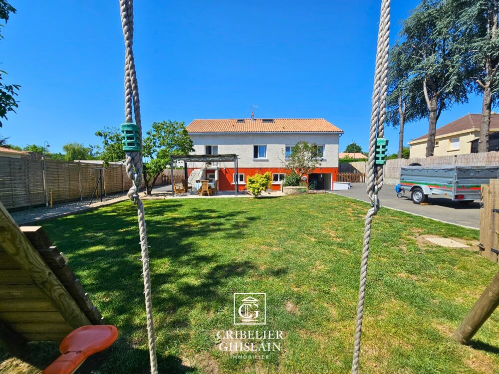 Maison familiale rénovée 240 m²  10 pièces  4 chambres  Essarts-en-Bocage (85)