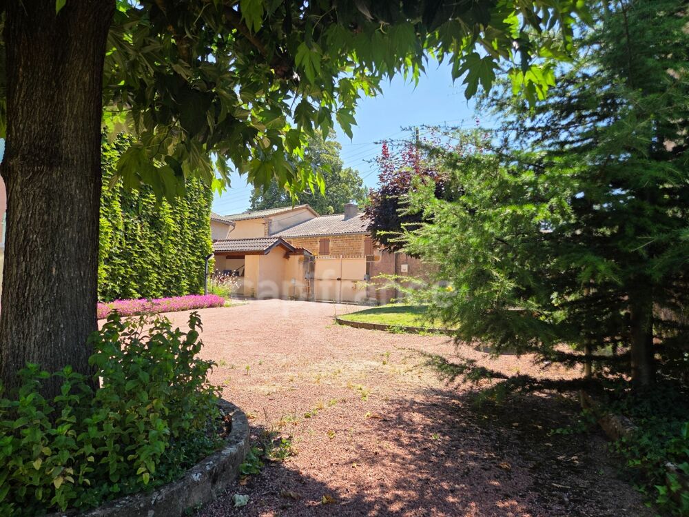 Charme de l'ancien : Maison familiale avec jardin, offrant 240m2 de surface totale au sol