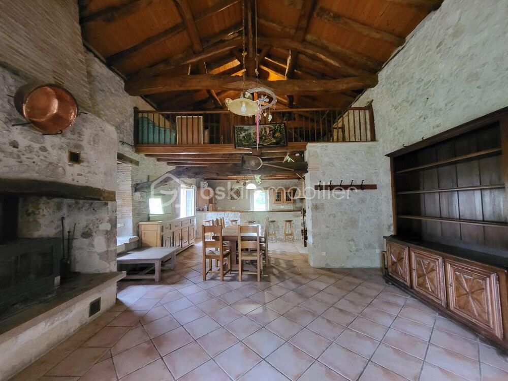 MAISON EN PIERRE+ MAISON LOCATIVE-HANGAR ET DEPENDANCES SUR PARCELLE DE 8000 m²