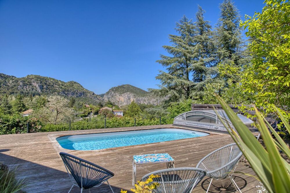 Superbe villa de plain pied avec piscine et mazet indépendant sur les hauteurs avec vue exceptionnelle