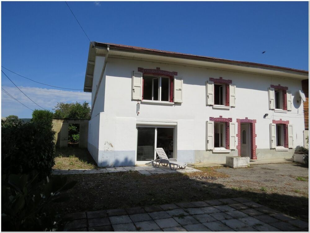 Une grande maison de 220 m² de potentiel sur un grand terrain de plus de 5500 m², bien isolée. À Ornacieux 38260