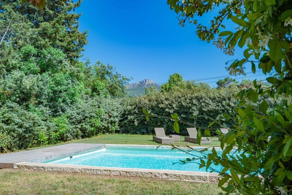 Bergerie en pierre du XVIII? siècle rénovée - 200 m² - terrain 5000 m² avec piscine - 25 min Aix-en-Provence