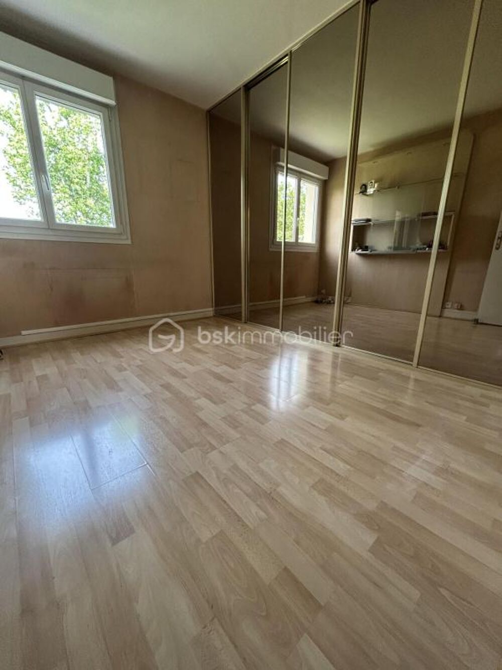 4 PIÈCES LUMINEUX AVEC 2 BALCONS  RÉSIDENCE RECHERCHÉE  PROCHE RER A 275 000 EUROS