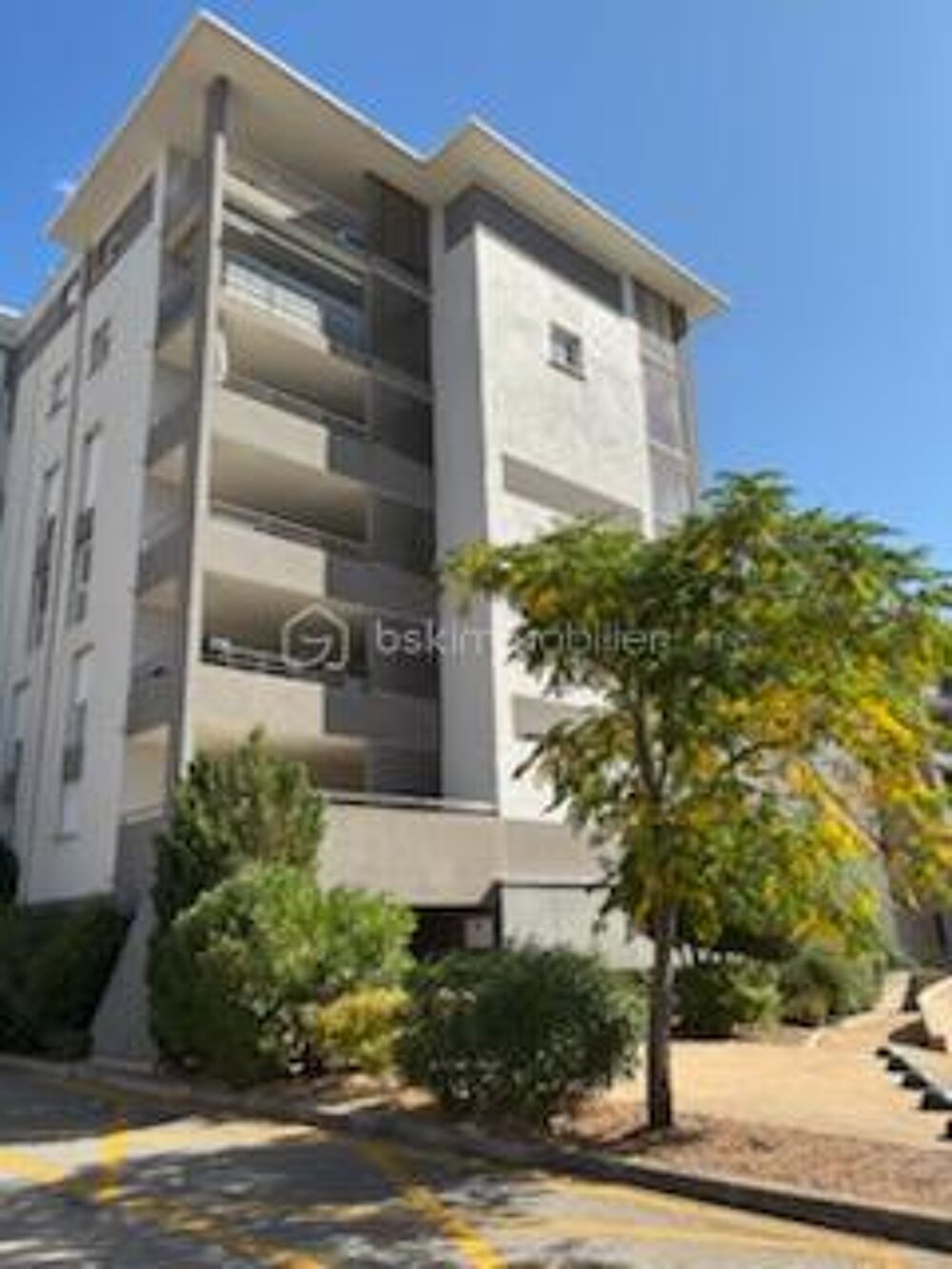 Appartement moderne avec balcon dans résidence récente