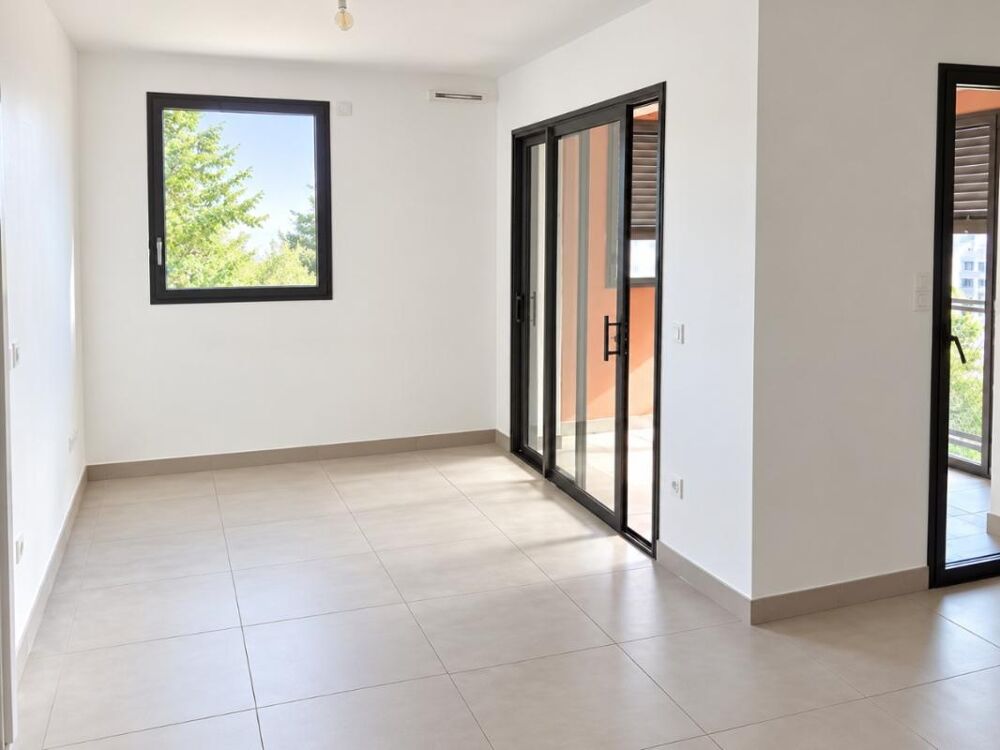 Location Appartement Beau T2 avec parking et véranda  à CALUIRE ET CUIRE Caluire et cuire