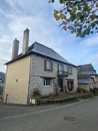 Vente Maison Rare: Bel ensemble immobilier  dans village pittoresque Maison et dépendances Junhac