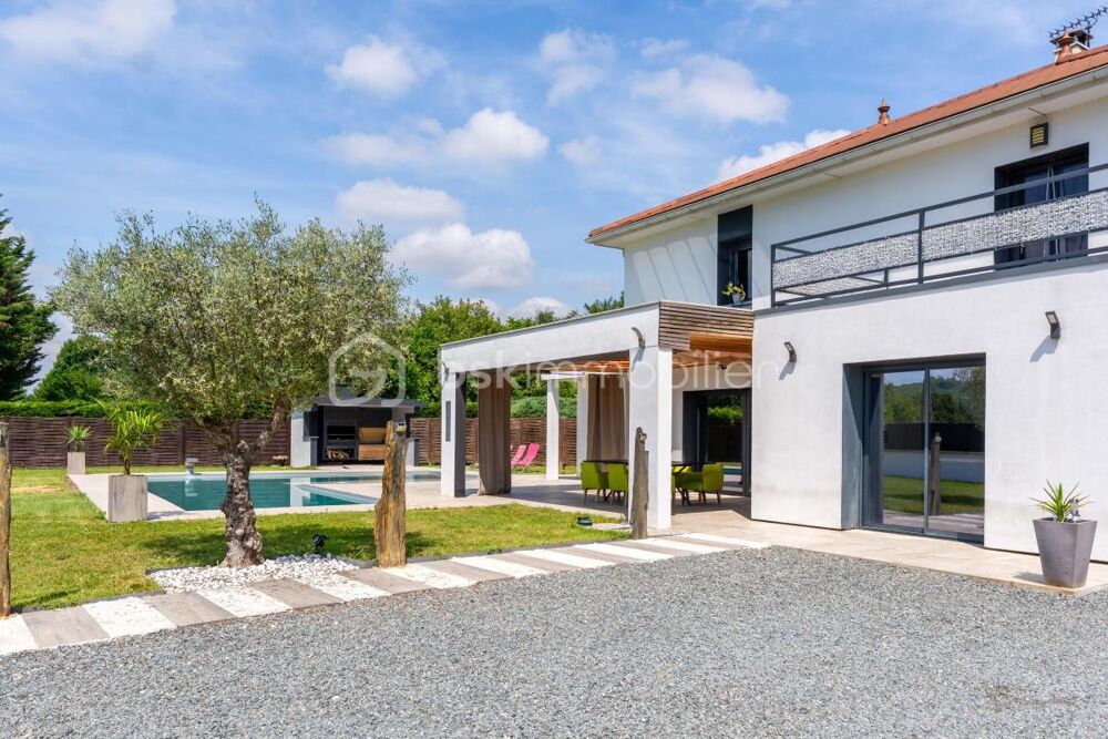 Villa familiale de standing avec piscine, double garage et vue dégagée
