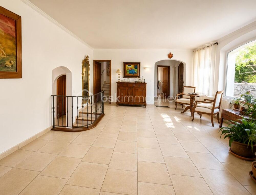 Vente Propriété/Château Vence – Élégante propriété de 210 m² avec piscine, jardin paysager et potentiel de 5 chambres Vence