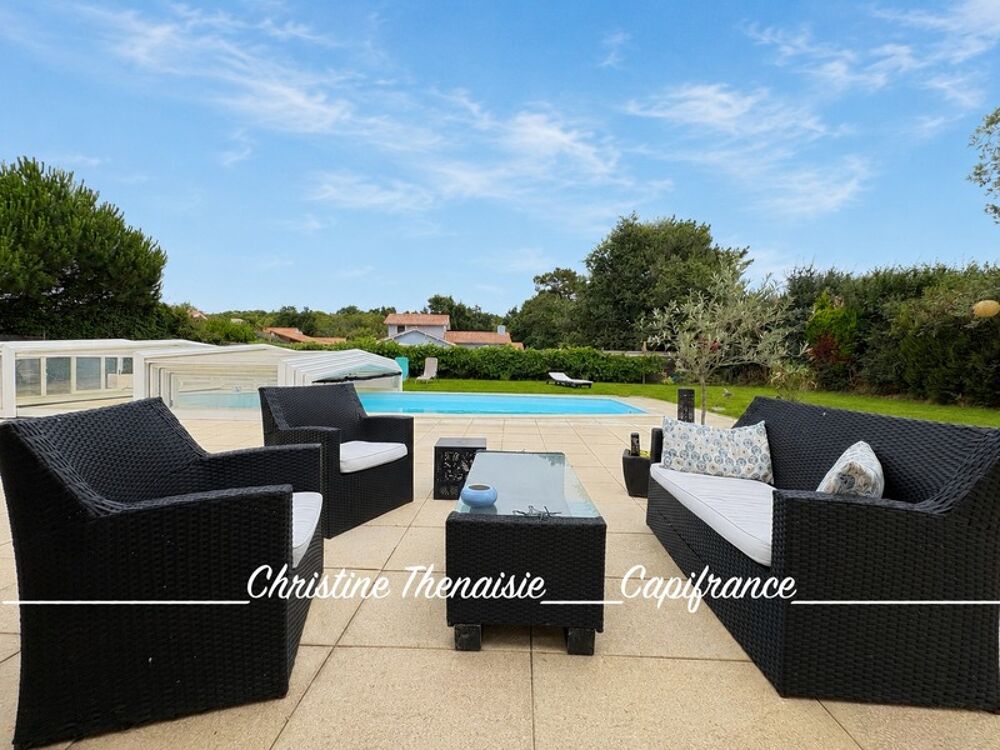 Villa à vendre 5 pièces, 3 chambres, 2 salles d'eau, Piscine privée, Climatisation, Véranda au coeur d'un Domaine résidentiel sé