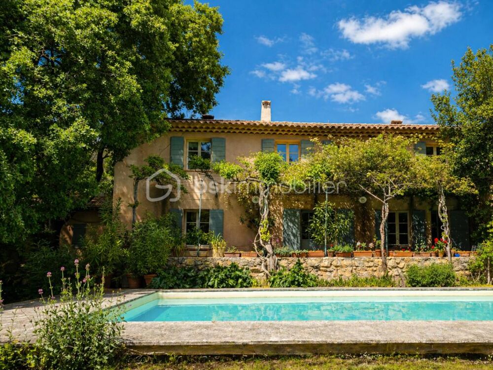 Batisse avec 5 chambres sur 3000m² de terrain avec piscine