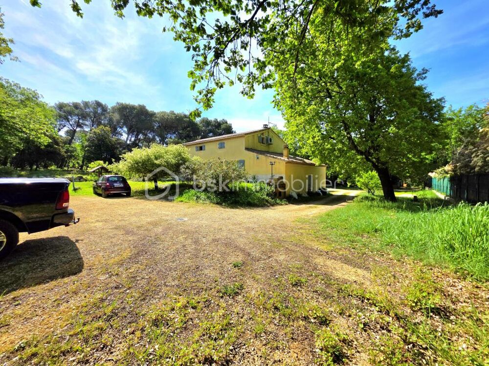 UCHAUX / 230 m² / 4 CHAMBRES / PISCINE A DEBORDEMENT / TERRAIN 5 279 m² / GARAGE
