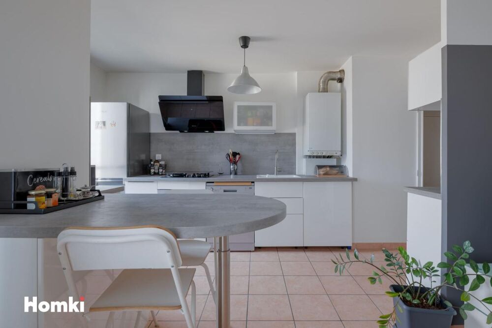 VÉNISSIEUX  T3 lumineux avec terrasse, cave