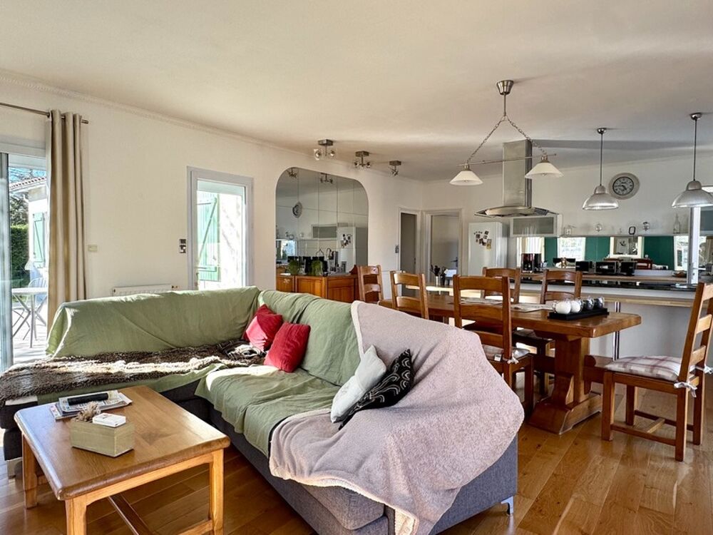 Vente Maison Maison plain pied lumineuse + piscine et jardin arboré – 4 chambres, à 5 min de Montpon Montpon menesterol