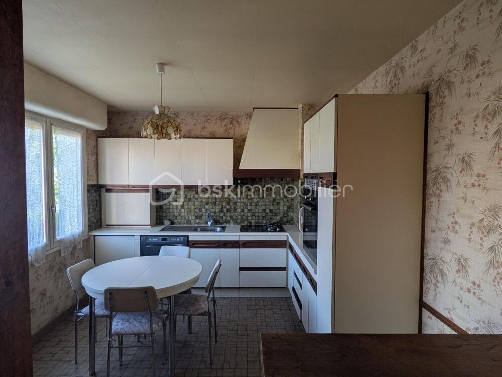 Maison familiale avec balcon et sous-sol complet  Centre-ville de La Guerche-de-Bretagne