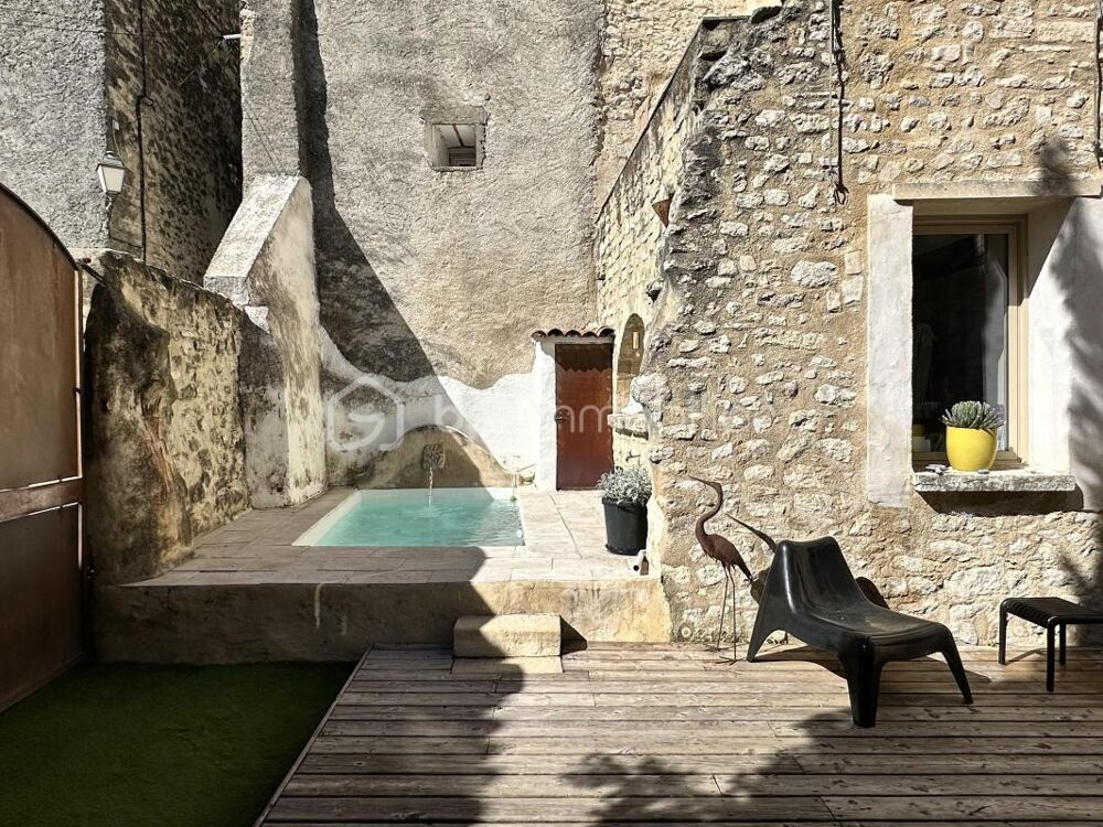 Grande maison en pierre avec bassin