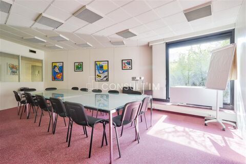 Dans un complexe immobilier de bureaux au pied de l'A13 et du Pont de St Cloud 510001 92210 Saint cloud