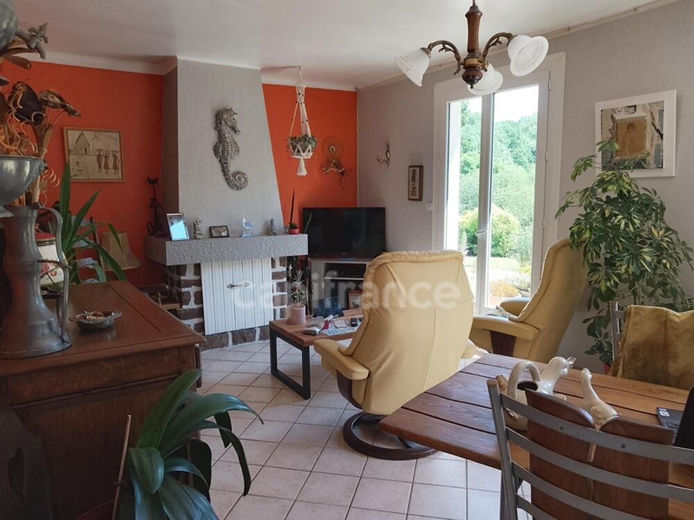 Maison avec écrin de verdure et bois