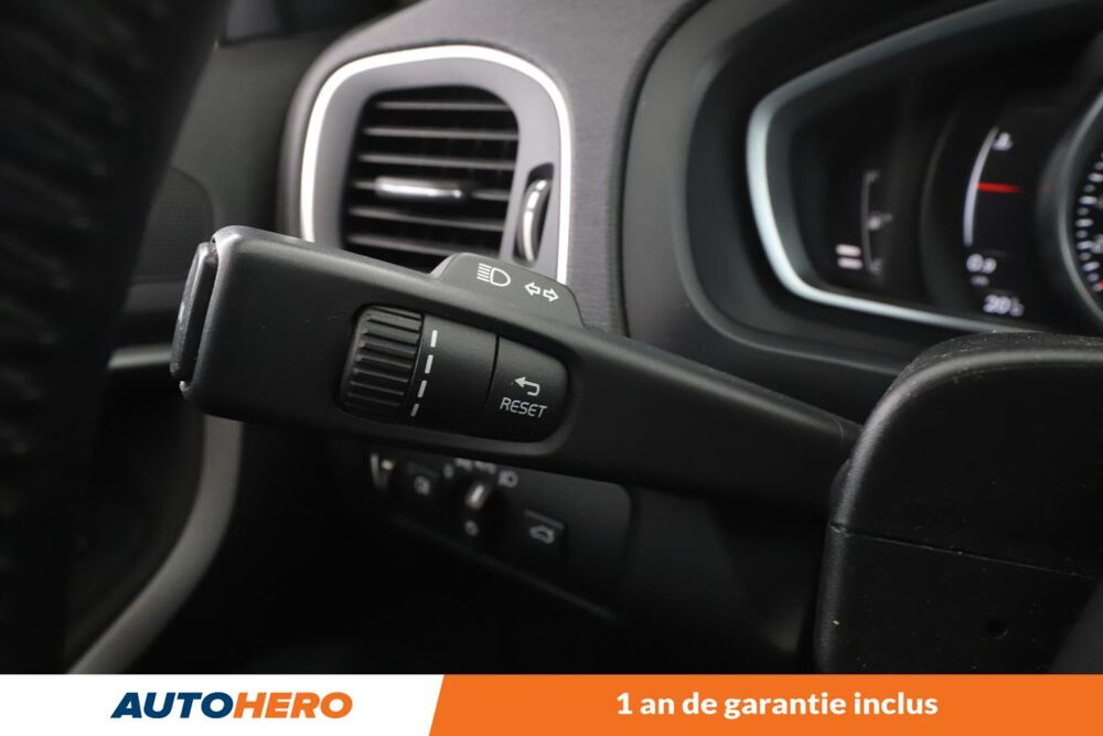 V40 2.0 D2 Momentum Business Geartronic 6 120 ch 2016 occasion 92130 Issy-les-Moulineaux