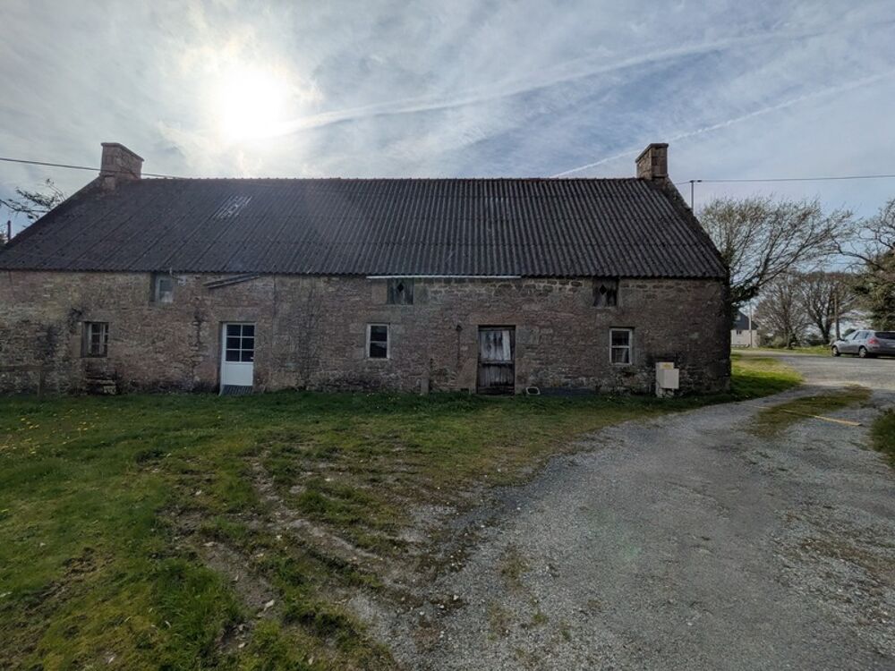 Bubry propriété composée d'une maison à usage d'habitation avec garage, deux petits hangars, une grange en pierre, une longère e