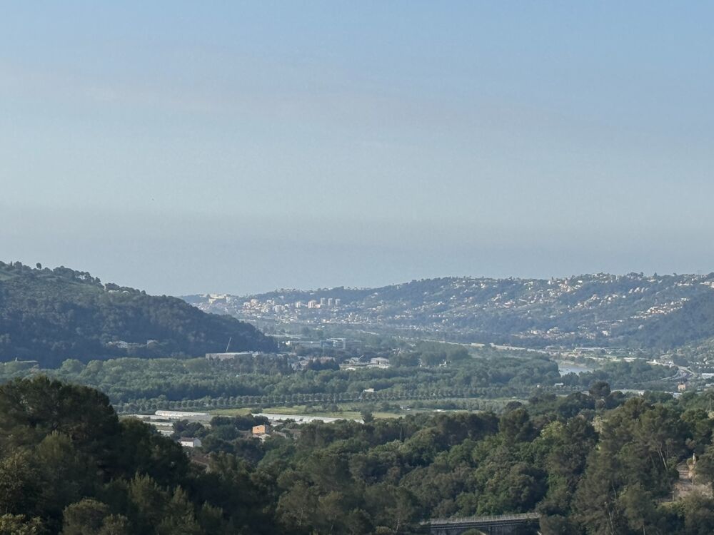 Vente Appartement Appartement 5 pièces (3 chambres) vue dégagée avec terrasse, cave et parking privé Carros