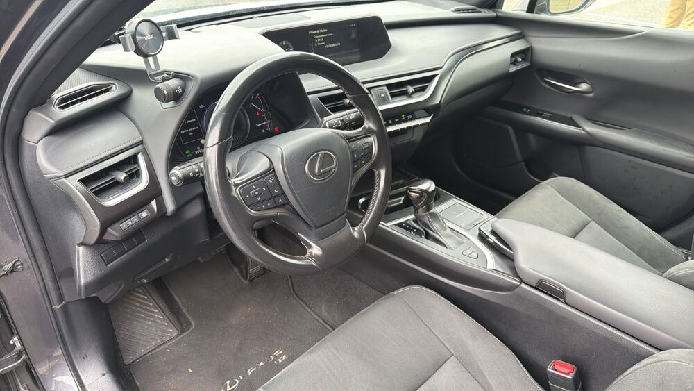 UX 2.0 VVT-i 184 Hybrid 4WD e-CVT Pack Confort Business 2022 occasion 95260 Beaumont Sur Oise