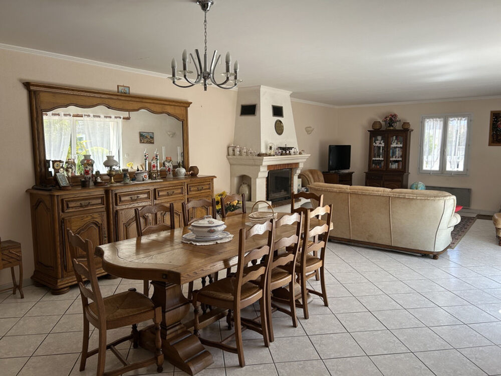 GRANDE MAISON AVEC VASTE SÉJOUR, 3 CHAMBRES, DÉPENDANCES DONT 4 GARAGES, PUITS ET CITERNE SUR 1656 M²