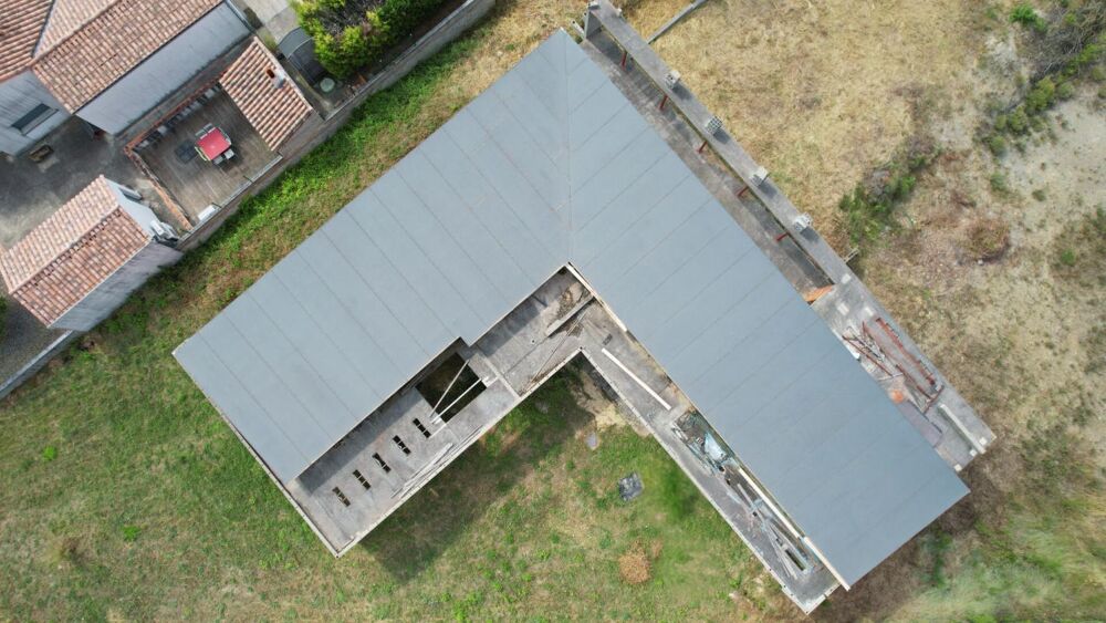MAISON D'ARCHITECTE - VUE EXCEPTIONNELLE SUR LE LAC DE TAURE