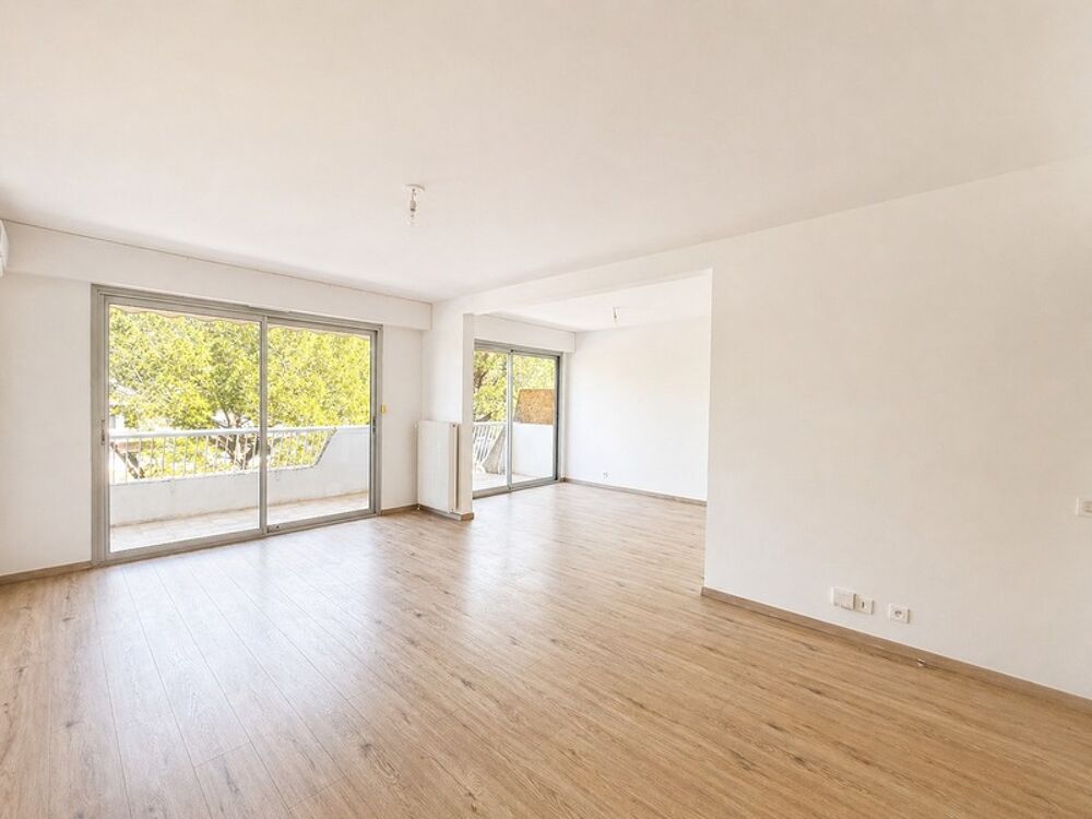 Appartement 4 pièces  84 m²  Dernier étage  Terrasse  Garage  Cave - Piscine - Parc - Tennis - Ligne 5 Tramway - Parc Montc
