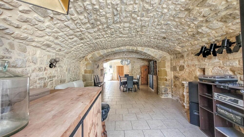 Maison en pierres rénovée avec cour et terrasses