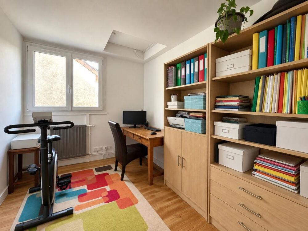 Vente Maison Située à Mériel, cette maison familiale offre une distribution fonctionnelle ainsi qu'un beau potentiel d'évolution Meriel