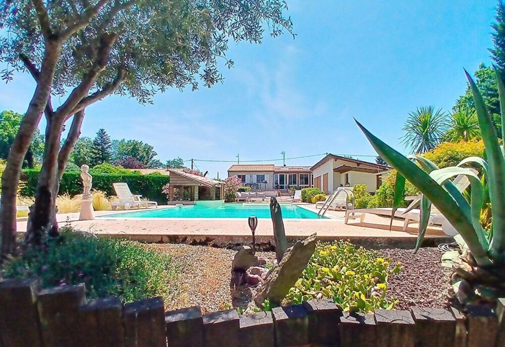Maison À Vendre de 150 m² + dépendances de 80 m² + piscine