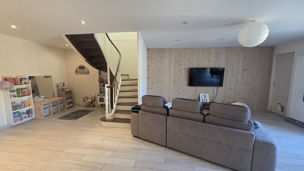 Maison à vendre 5 pièces d'environ 126m² à SAINT JEAN D'ANGELY (17) 4 chambres, 1 garage, proche centre ville, sur un terrain d'