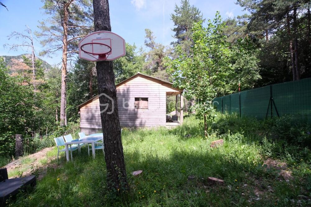 Petit chalet de 27 m2 à la montagne sur terrain arboré de 1120 m2