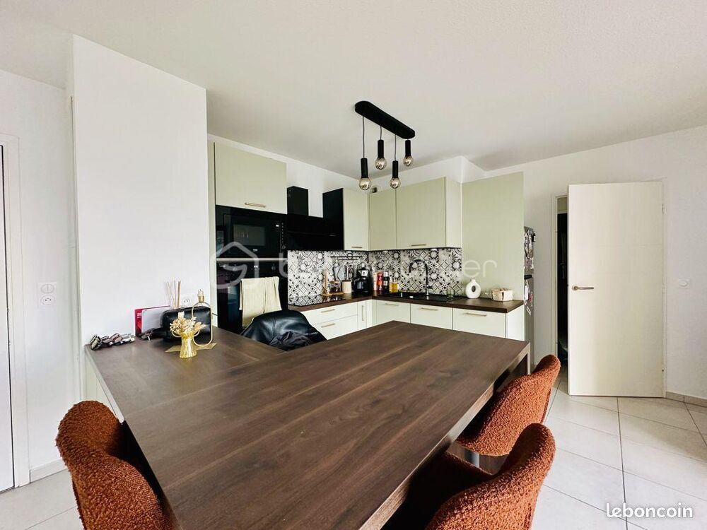 Superbe T3 récent avec terrasse, dernier étage et 2 parkings !